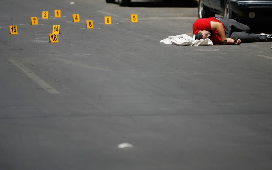 Тіло 27-річного Хуго Антоніо Луни з 18-ю вогнепальними пораненнями лежить на дорозі в мексиканському містечку Сьюідад-Хуарез. У 2010 році у нарковійнах в Мексиці загинули 9600 чоловік. (AP Photo / Javier Manzano) / © The Boston Globe