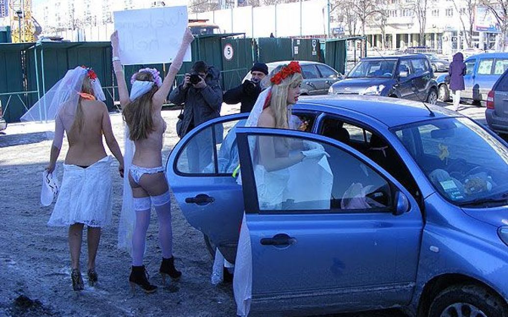Жіночий рух FEMEN провів у Києві чергову топлес-акцію під назвою "Наречені для папуаса". / © Жіночий рух FEMEN