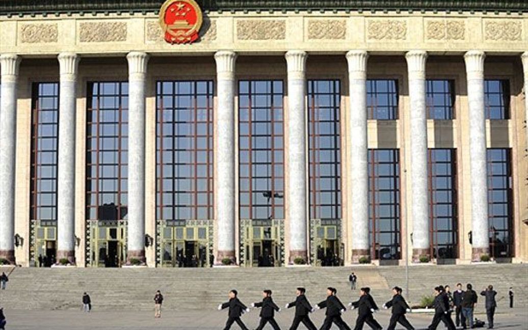 Китай, Пекін. Загін сил безпеки проходить повз будівлю, в якій відбуваються Всекитайські збори народних представників. / © AFP