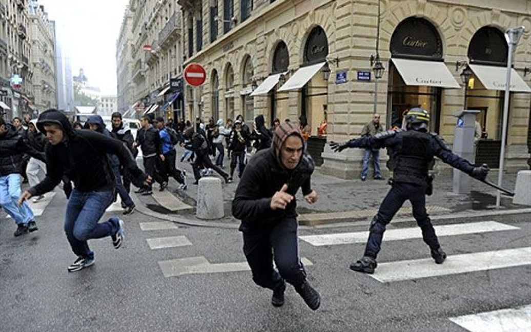 Франція, Ліон. Французька молодь розбігається під час зіткнення з поліцейськими у Ліоні. По всій Франції тривають акції протесту проти урядової пенсійної реформи. / © AFP