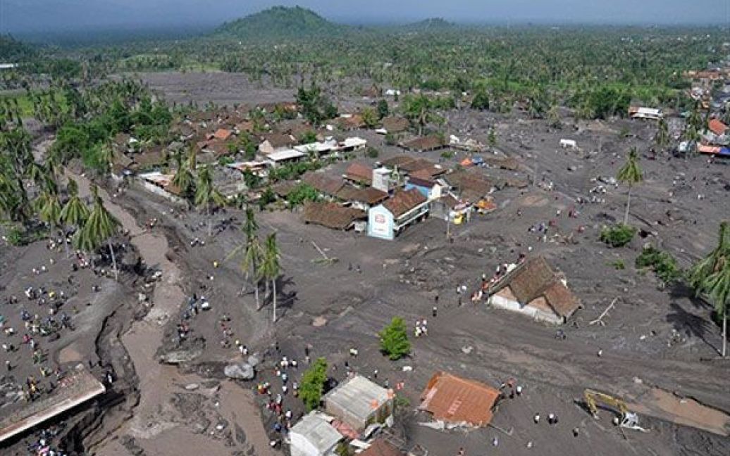 Індонезія, Джокьякарта. Селище, вкрите попелом після виверження вулкана Мерапі у Джокьякарті. / © AFP