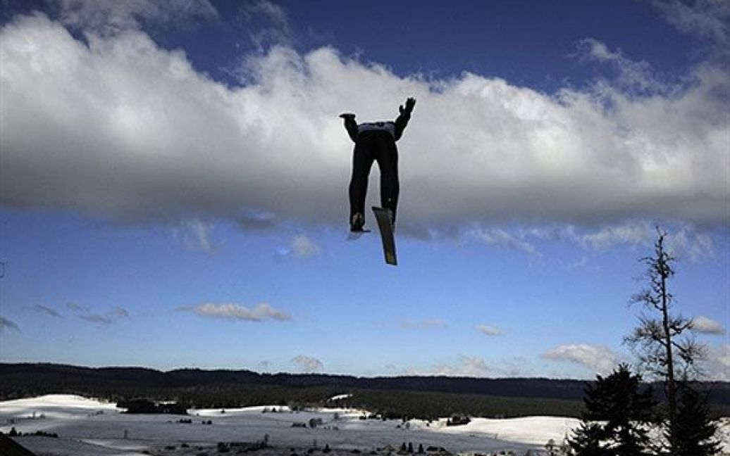 Франція, Шо-Нев. Лижник виступає під час змагань зі стрибків на Кубку світу з лижного двоборства у Шо-Нев, на сході Франції. / © AFP
