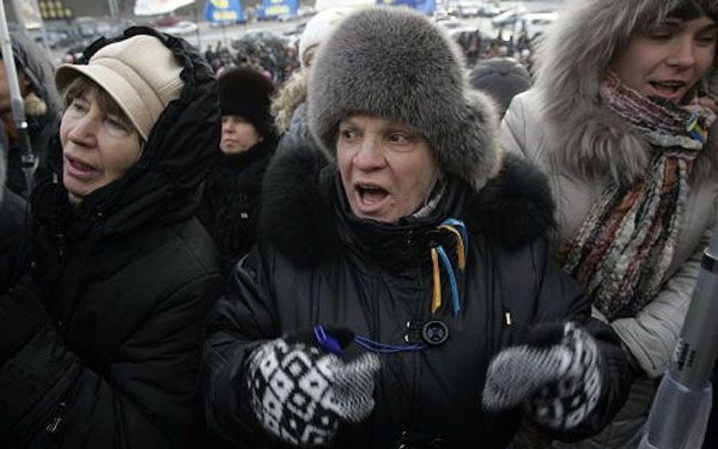 У центрі Києва декілька сотень мітингуючих зібралися на Європейській площі. / © УНІАН