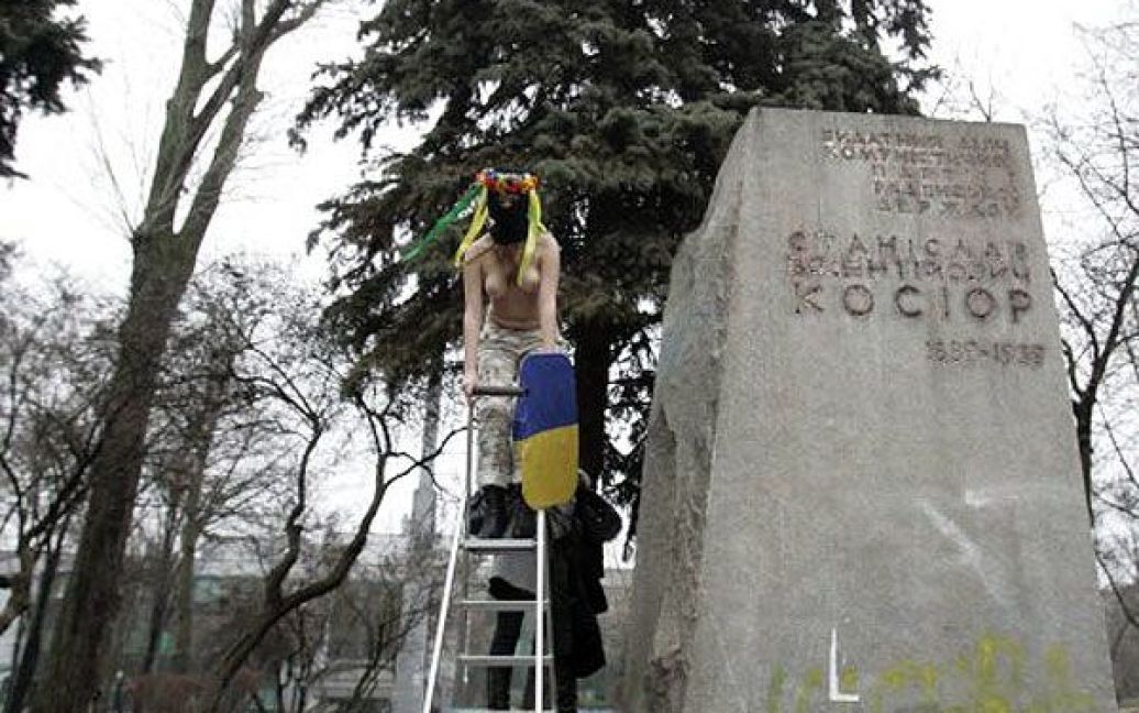 Активістка жіночого руху FEMEN в образі "Батьківщини-мачухи" під час моно-мітингу в центрі Києва. / © УНІАН