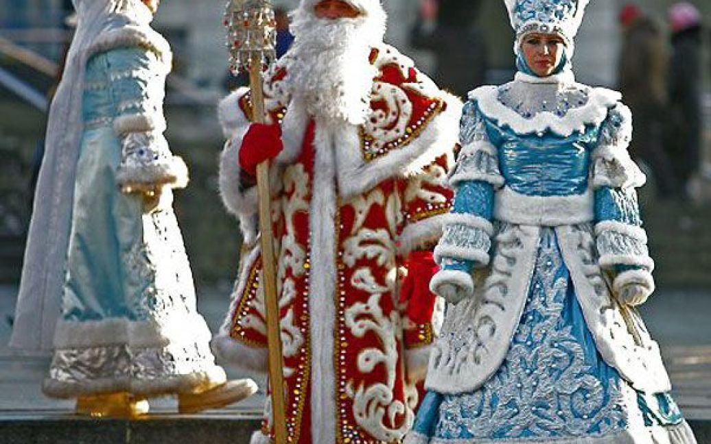 Дід Мороз та Снігуроньки розважають перехожих в центрі Києва / © УНІАН