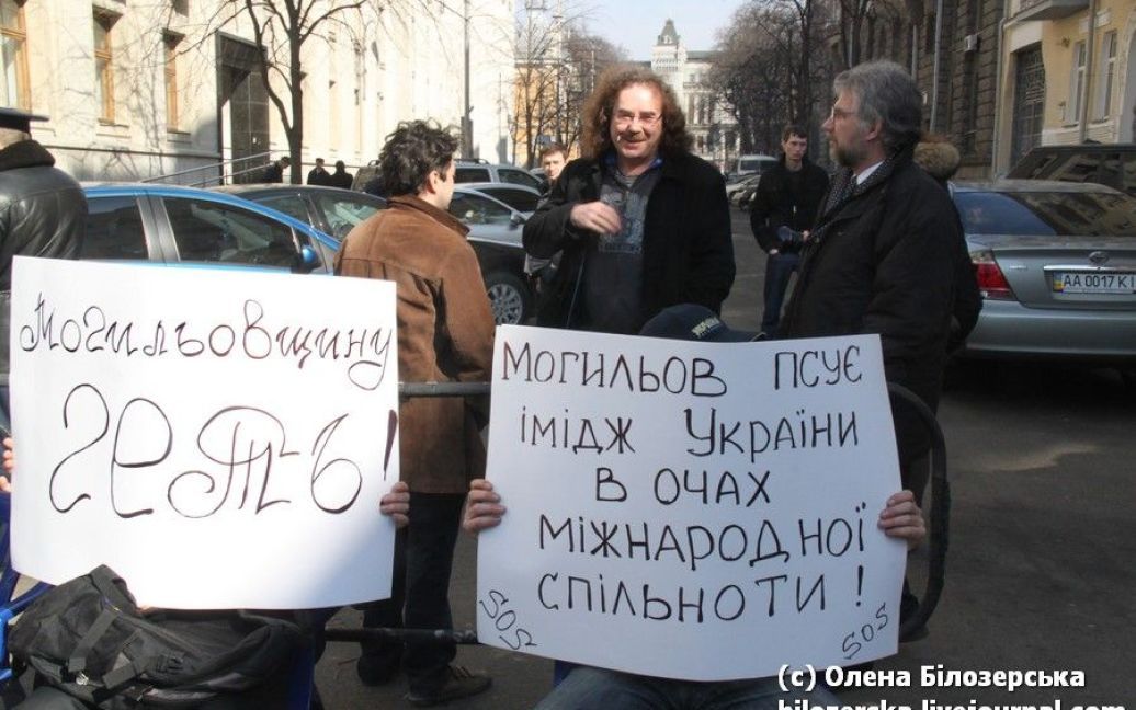 Під вікнами Януковича активісти cпалили паперового Могильова / © bilozerska.livejournal.com