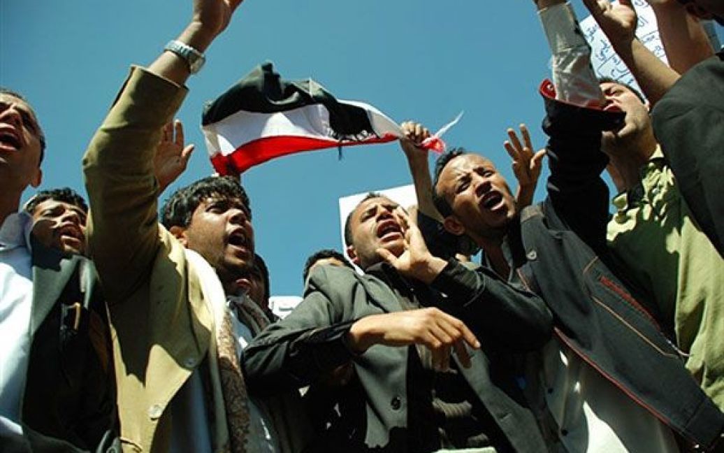 Ємен, Сана. Єменські антиурядові демонстранти вигукують гасла проти президента країни Алі Абдалли Салеха під час демонстрації у Сані. Тисячі студентів і юристів вийшли на вулиці із вимогою відставки Салеха, який перебуває при владі протягом 32 років. / © AFP