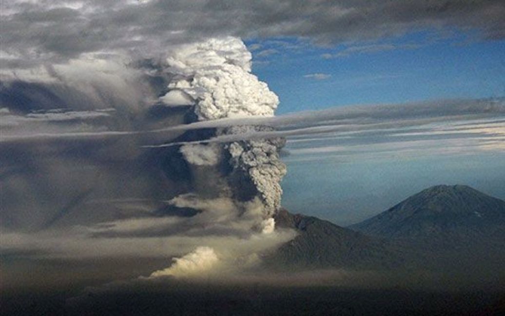 Індонезія, Сурабая. Шлейф газу і попелу здіймається над вулканаом Мерапі під час виверження. Вулканологи стверджують, що поточне виверження Мерапі  є найсильнішим за останні роки. Найактивніший вулкан Індонезії Мерапі, розташований у провінції Центральна Ява, є священним місцем у яванській культурі, його ім&#039;я перекладається як "Гора вогню". / © AFP