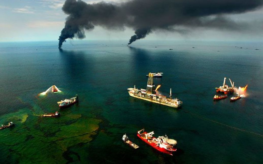 Нафта горить поблизу вишки "Deepwater Horizon", зруйнованої вибухом. (Carolyn Cole/Los Angeles Times) / © Los Angeles Times