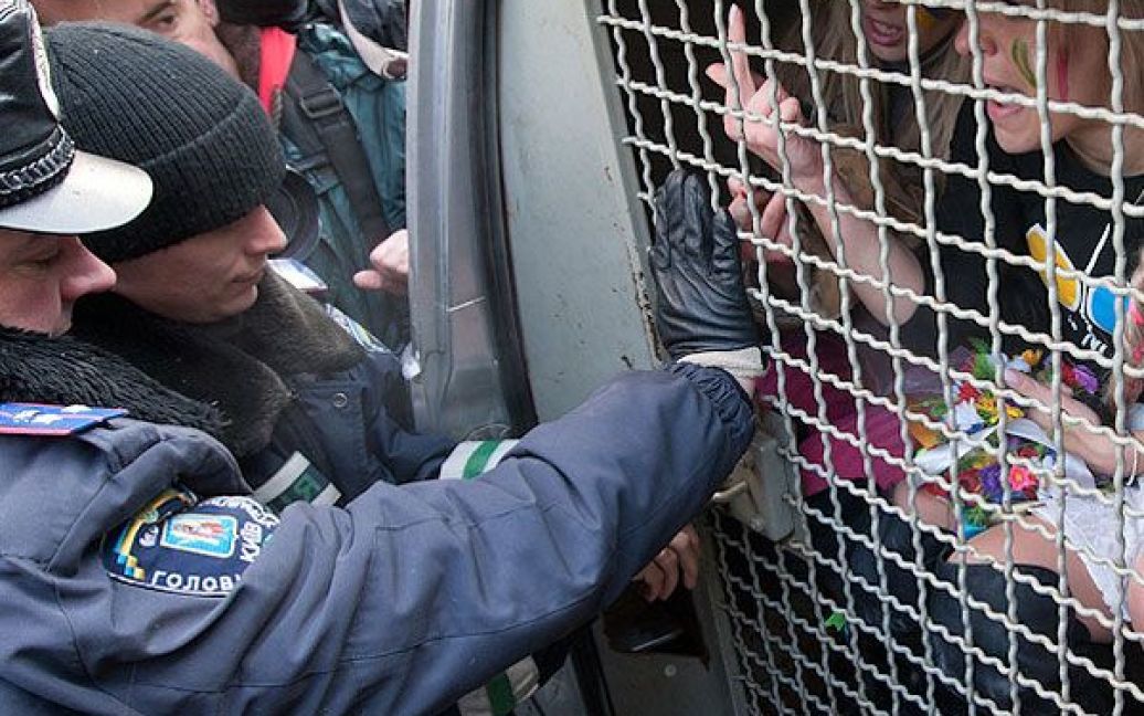 Співробітники Шевченківського РУВС затримали активісток FEMEN, незважаючи на офіційну заявку на проведення акції. / © Жіночий рух FEMEN