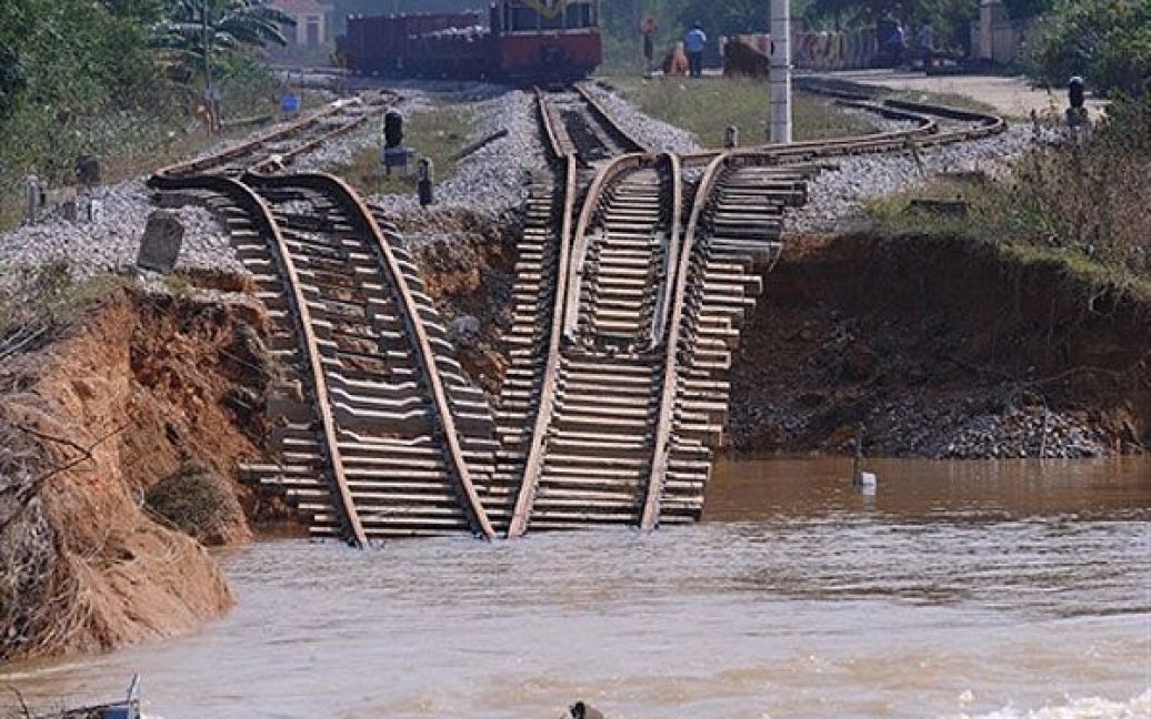 В&#039;єтнам, Ву Куанг. Поїзд зупинився перед частиною північно-південної залізниці, яка була зруйнована повінню у районі Ву Куанг.  В результаті повеней загинули щонайменше 74 особи, було знищено багато об&#039;єктів інфраструктури у центральному В&#039;єтнамі. / © AFP