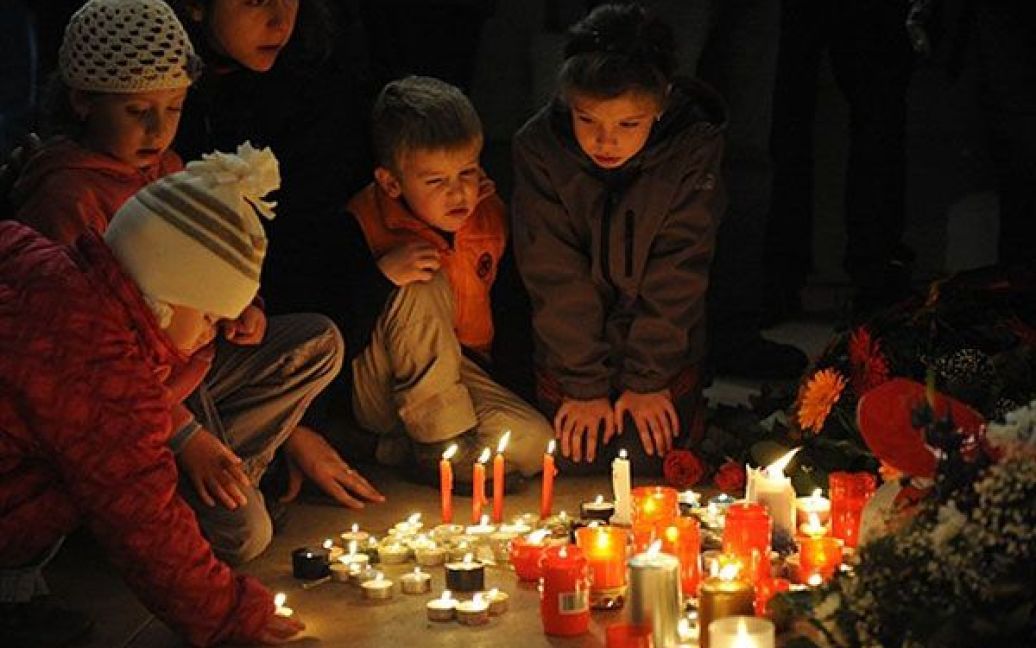 Чехія, Прага. Діти запалюють свічки перед меморіалом студентам у Празі. В Чехії відзначили 21-у річницю Оксамитової революції, мирного перевороту, який повалив комунізм у Чехословаччині. / © AFP