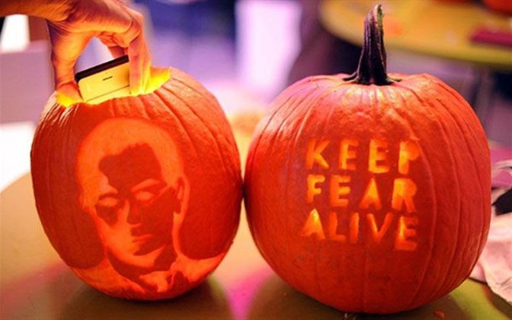 У Вашингтоні (США) напередодні свята Хелловін провели конкурс на найкраще різьблення на гарбузі "Helix Lounge&#039;s Pumpkin Carving" / © AFP