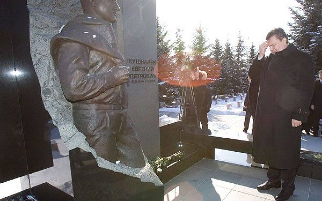 Віктор Янукович побував на могилі Євгенія Кушнарьова на Харківському міському цвинтарі. / © President.gov.ua
