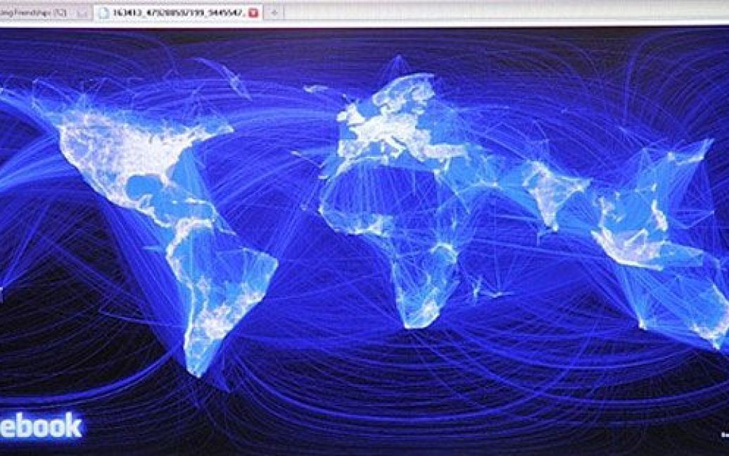 США, Вашингтон. Учасник соціальної мережі Facebook створив мапу впливу соціальних мереж на політичні кордони в усьому світі. На мапі зведено інформацію про 500-мільйонну базу користувачів Facebook і показано, як і хто у світі "дружить". / © AFP