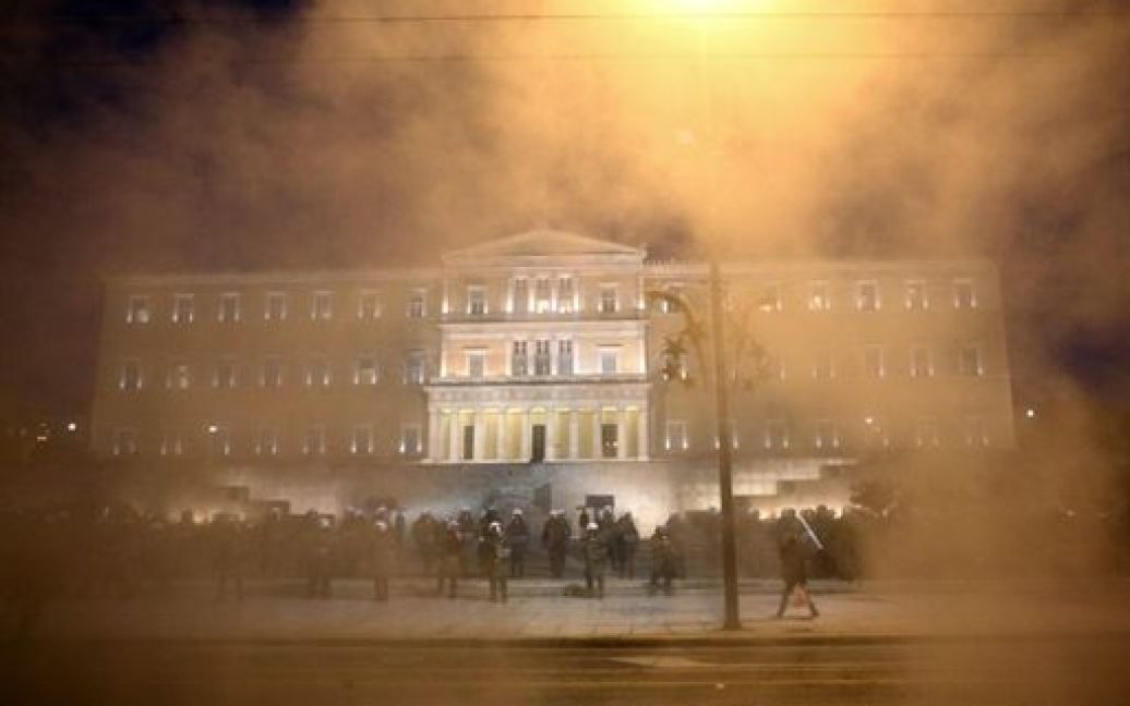 Акції протесту в Афінах супроводжувалися безладами і погромами. Десятки людей отримали серйозні поранення, 84 учасники сутичок затримано. / © AFP