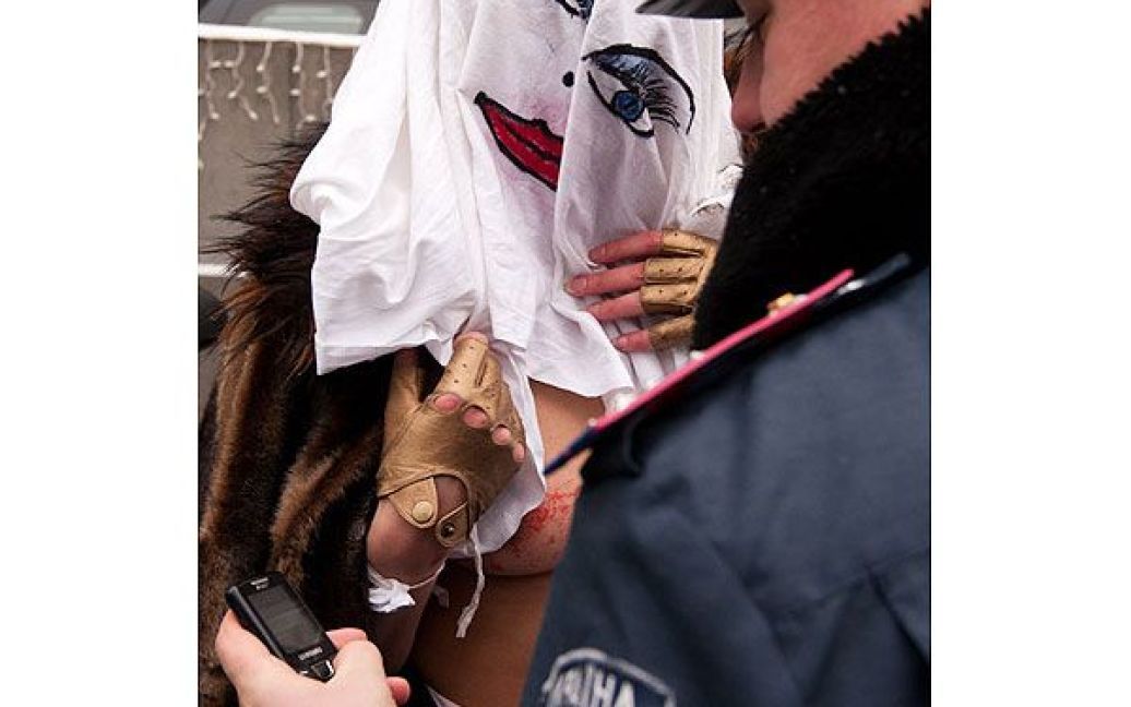 Охорона Кабміну затримала "кровосісю" і передала її працівникам Печерського РУВС. / © Жіночий рух FEMEN
