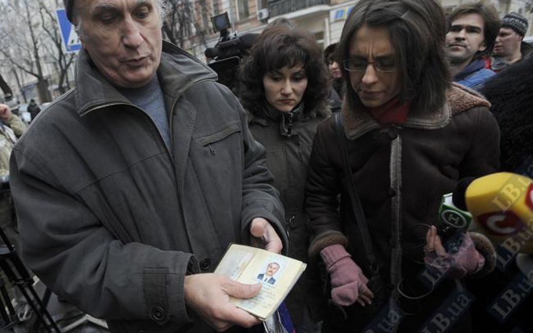 Чоловік, який поскандалив з Ющенком, показує свої документи журналістам. / © Левый берег
