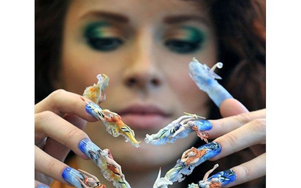 Білорусь, Мінськ. Модель демонструє свої нігті, прикрашені русалоньками, під час щорічного конкурсу перукарів "Інтерстиль" у Мінську. / © AFP