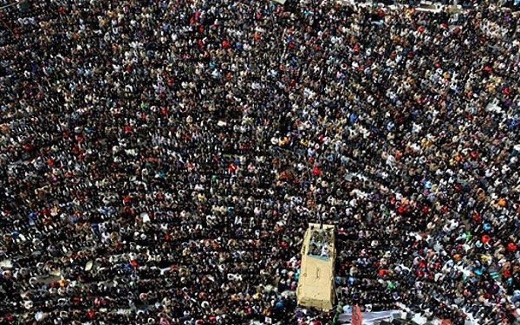 Єгипет, Каїр. Тисячі єгиптян здійснюють п&#039;ятничну молитву на центральній площі Каїра і святкують успіх своєї революції. / © AFP