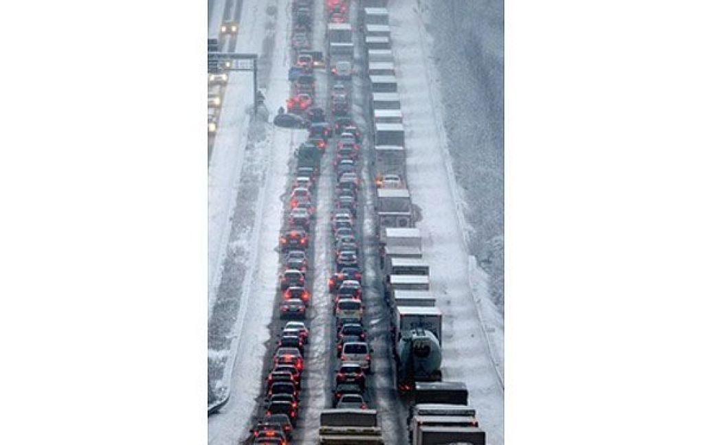 Німеччина, Вупперталь. Легкові автомобілі і вантажівки застрягли у величезній пробці на автостраді поблизу західного німецького міста Вупперталь. Більша частина Німеччини потерпає від сильних снігопадів, які викликали транспортний хаос і закриття шкіл у кількох регіонах. / © AFP