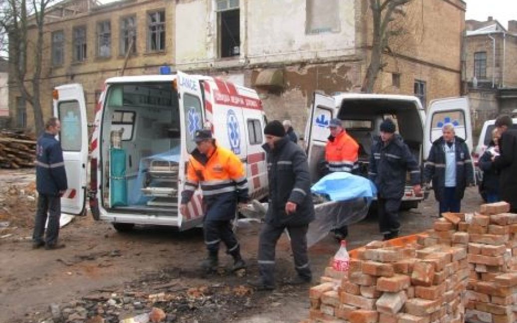 Один з чоловіків загинув одразу на місці трагедії, другий в кареті "швидкої допомоги". Їм було 19 та 23 роки. / © Волинські новини