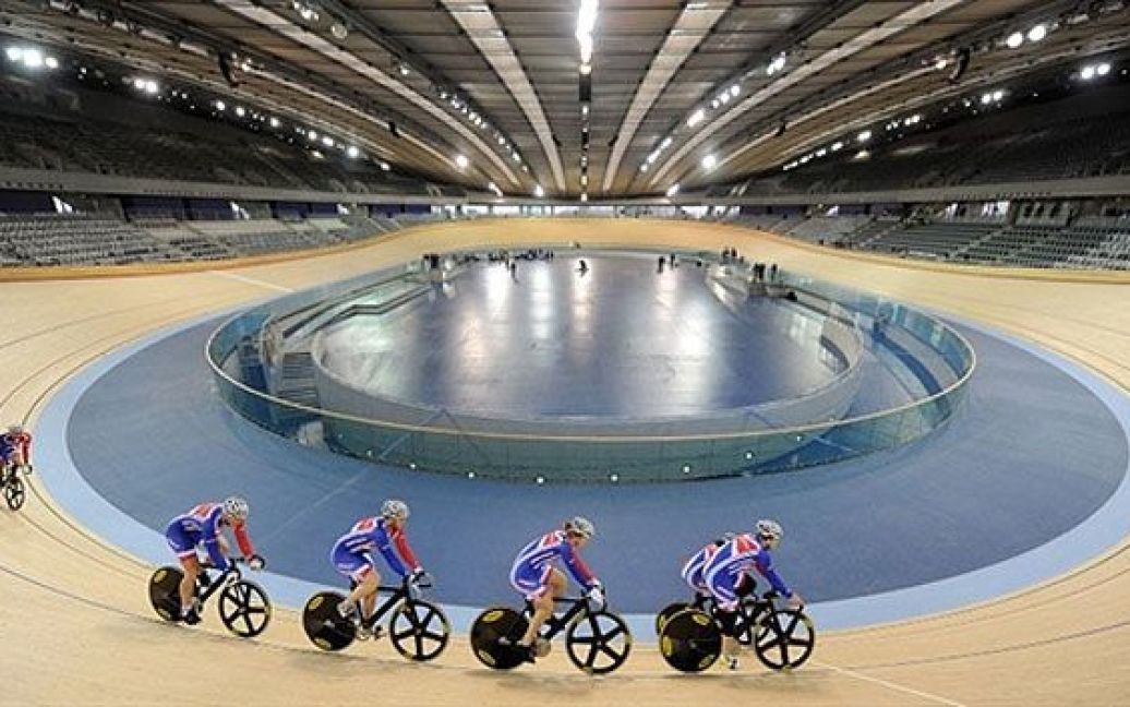 Великобританія, Лондон. Члени велосипедної збірної Великобританії роблять заїзд на олімпійському велодромі, який нещодавно відкрився у Стратфорді. Найсучасніший велодром побудували до проведення Олімпіади у Лондоні. / © AFP