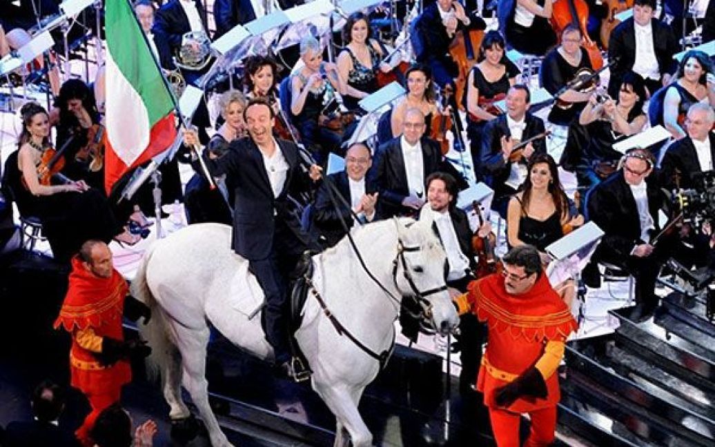 Італія, Сан-Ремо. Італійський актор і режисер Роберто Беніньї прибуває до театру "Арістон" у Сан-Ремо на 61-ий італійський музичний фестиваль. / © AFP