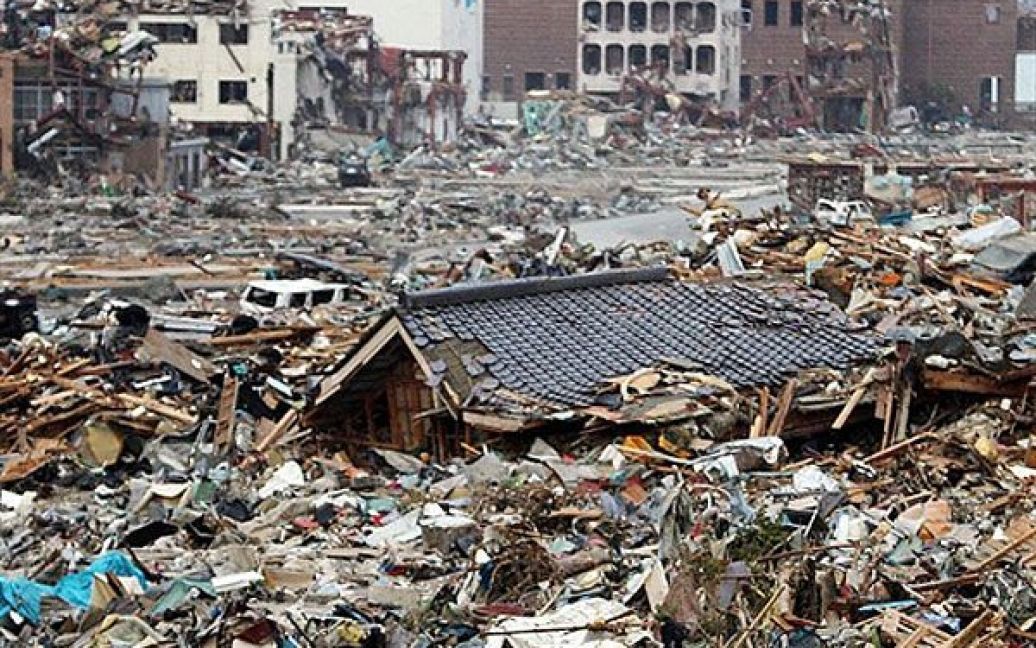 Японія, Онагава. Дах будинку, зруйнованого під час цунамі, з-під якого витягнули Тадаші та Йошимі Ямада, що вижили, коли стихія обрушилась на місто Онагава. Подружжя Ямада використовувало дах свого будинку, як пліт. / © AFP