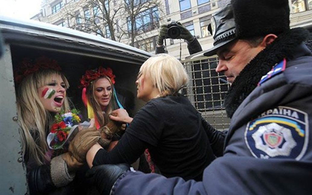 Співробітники Шевченківського РУВС затримали активісток FEMEN, незважаючи на офіційну заявку на проведення акції. / © AFP
