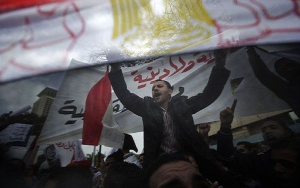 Єгипет, Каїр. Єгипетські демонстранти вимагають звільнити всіх політичних ув&#039;язнених під час акції перед Єгипетським національним телебаченням у Каїрі. / © AFP