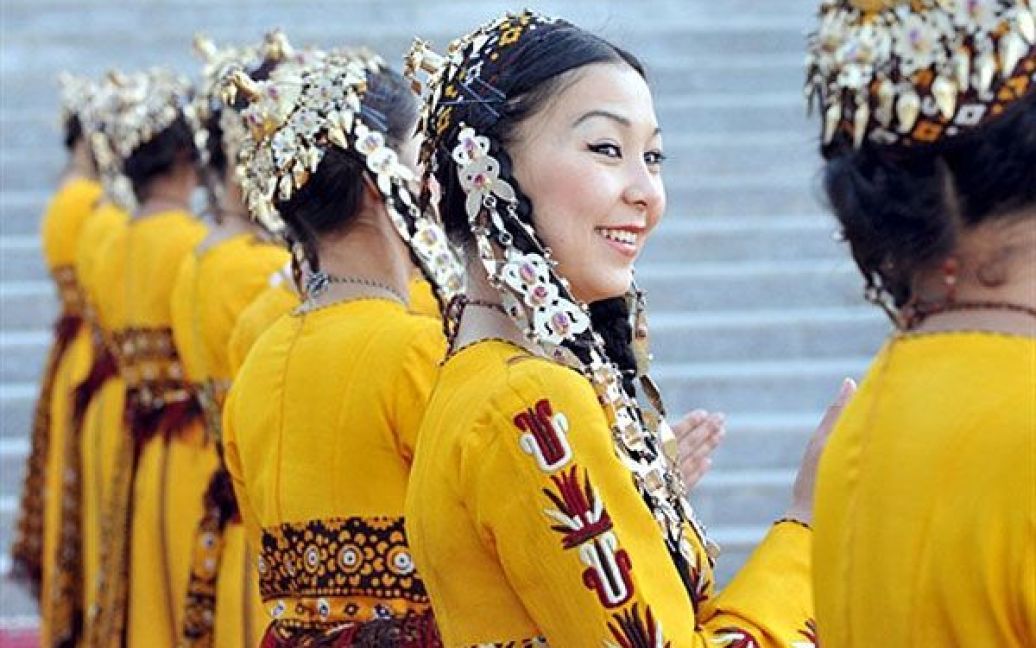 Туркменістан, Ашхабад. Туркменські танцюристи, одягнені у національні костюми, виступають на відкритті щорічної нафтогазової конференції, в якій беруть участь керівники західних і туркменських енергетичних компаній. Туркменістан, який посідає четверте місце у світі за запасами природного газу, шукає шляхи для диверсифікації поставок енергоресурсів і прагне відродити плани з будівництва трубопроводу для постачання газу з Туркменістану через Афганістан у Пакистан та Індію. / © AFP
