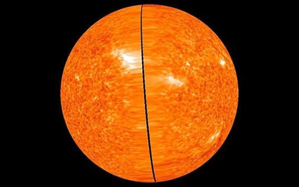 Агентство НАСА випустило перше в історії "стерео фото" зворотної поверхні Сонця. Знімок був зроблений за допомогою зондів НАСА "STEREO-A" і "STEREO-B", які були виведені на земну геліоцентричну орбіту. Фото AFP / HO / NASA / © AFP