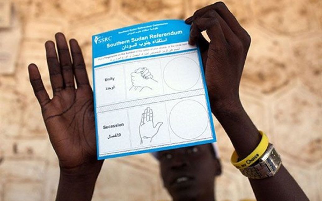 Судан, Джуба. Працівник виборчої дільниці пояснює виборцям, як правила голосування під час референдуму у Джубі. Правляча партія Південного Судану заявила, що 60-відсотковий поріг явки, необхідний для визнання голосування дійсним, було досягнуто лише через три дні голосування. / © AFP