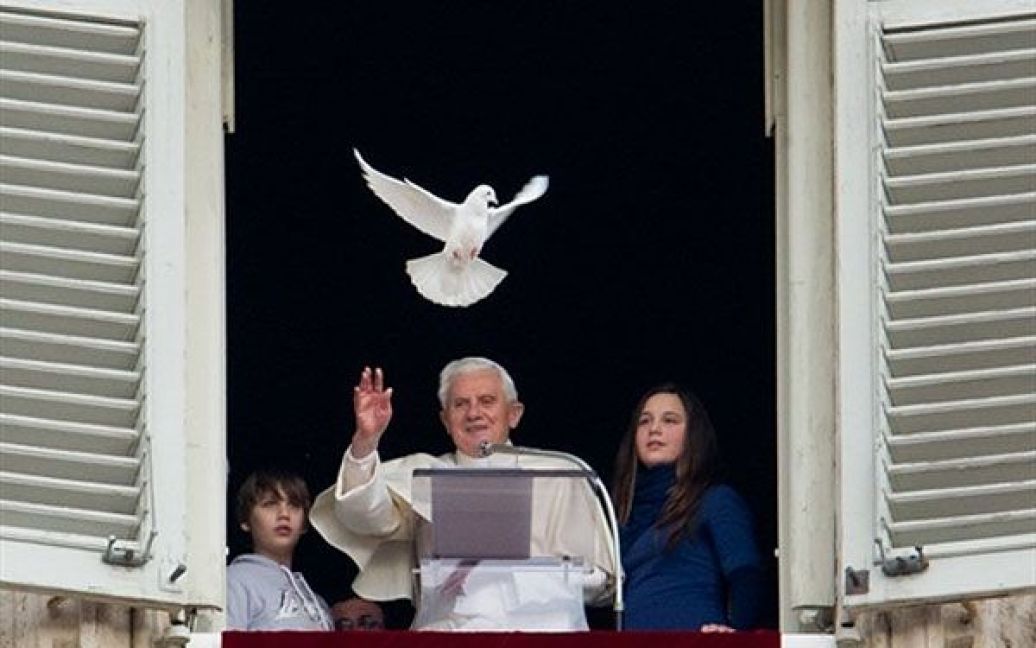 Ватикан. Папа Римський Бенедикт XVI і діти випускають голуба під час молитви "Ангелюс" у Ватикані. / © AFP