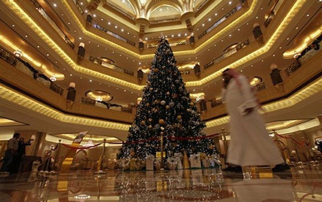 Об&#039;єднані Арабські Емірати, Абу-Дабі. Чоловік проходить повз різдвяну ялинку, яка коштує 11 мільйонів доларів, встановлену в готелі "Emirates Palace" у Абу-Дабі. / © AFP