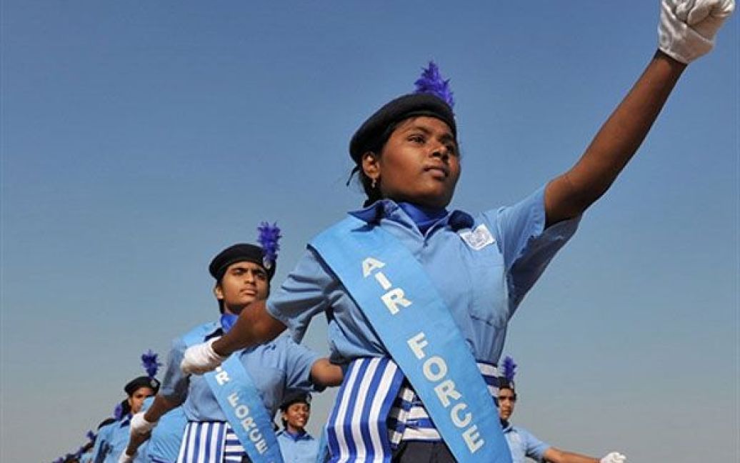 Індія, Секундерабад. Індійські студенти школи індійських ВПС беруть участь у фінальній репетиції параду до Дня Республіки. / © AFP