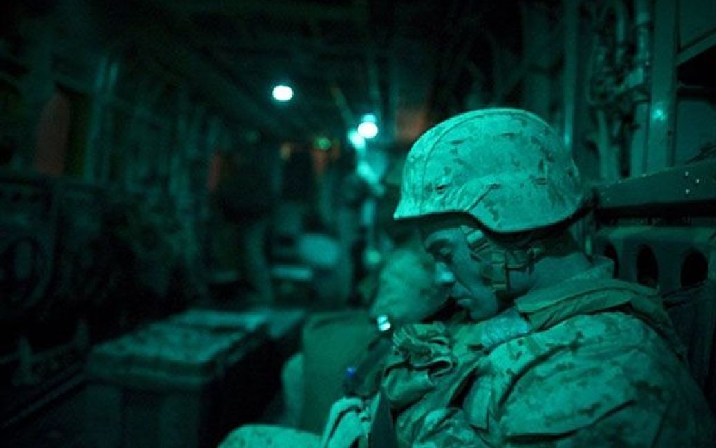 Афганістан, Муса-Кала. Американський морський піхотинець спить у гелікоптері під час перельоту на базу у районному центрі Муса-Кала. / © AFP