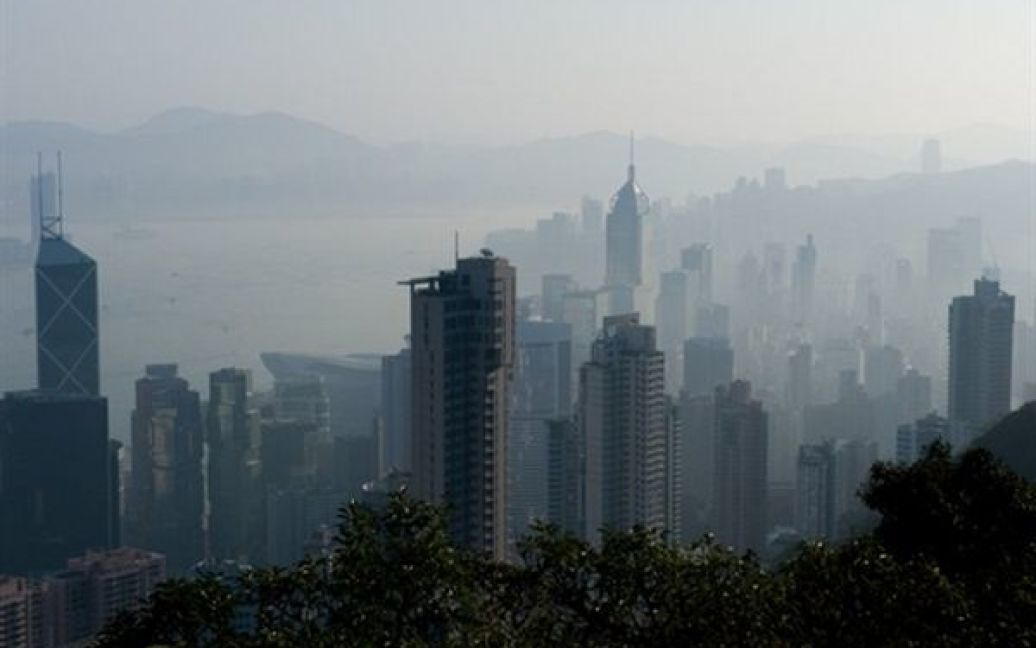 Китай, Гонконг. Низинний туман накрив центральні райони острова Гонконг. Через вологе морське повітря видимість у місті впала до 100 метрів. / © AFP