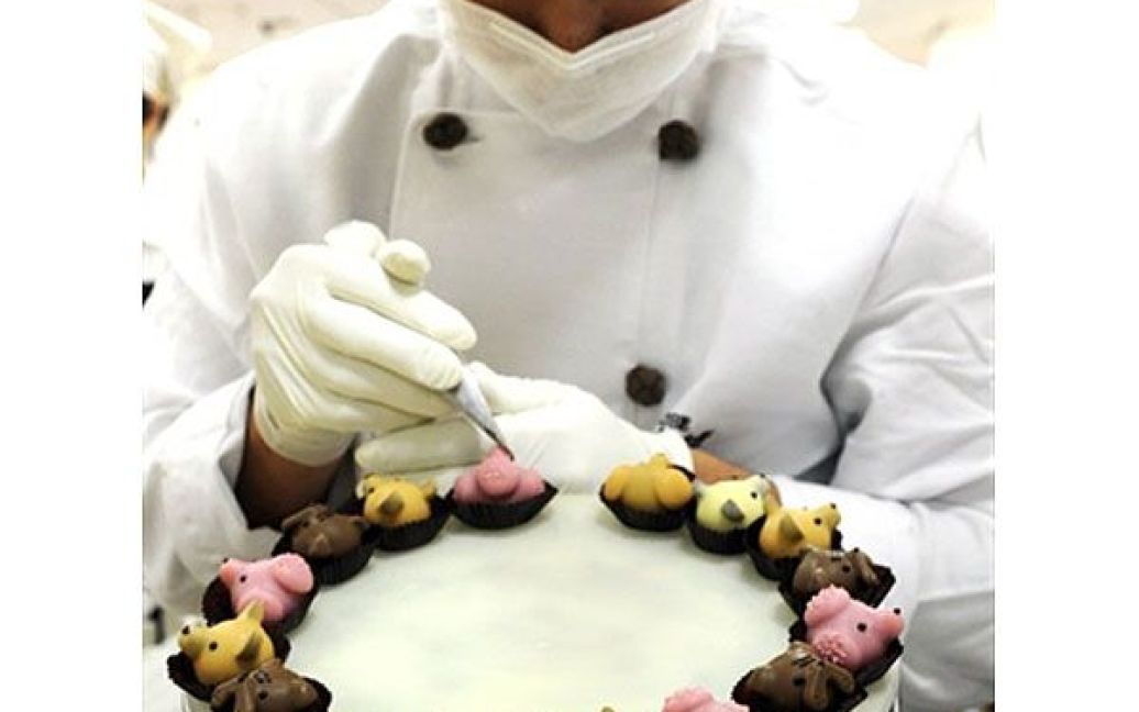 Японія, Токіо. Кондитер закінчує роботу над цукерками у вигляді тварин в універмазі Токіо. В Японії готуються до святкування Дня Святого Валентина і проведення шоколадних змагань "Любов до шоколаду". / © AFP