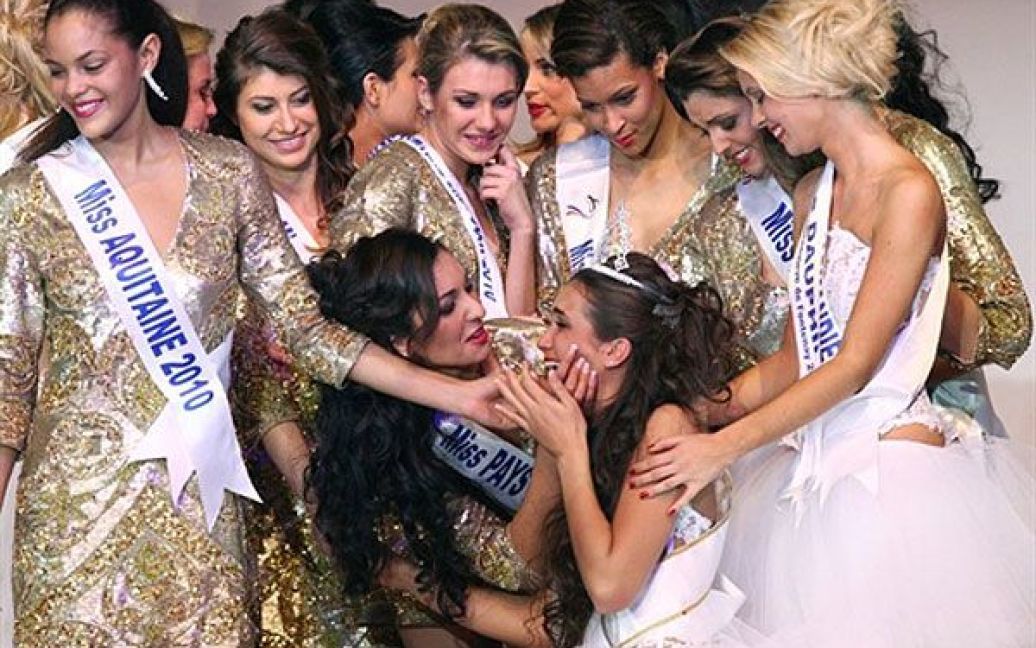 Франція, Париж. Міс Прованс Барбара Морель розчулилась після перемоги у конкурсі краси "Міс Нація 2011", який пройшов у Парижі. / © AFP