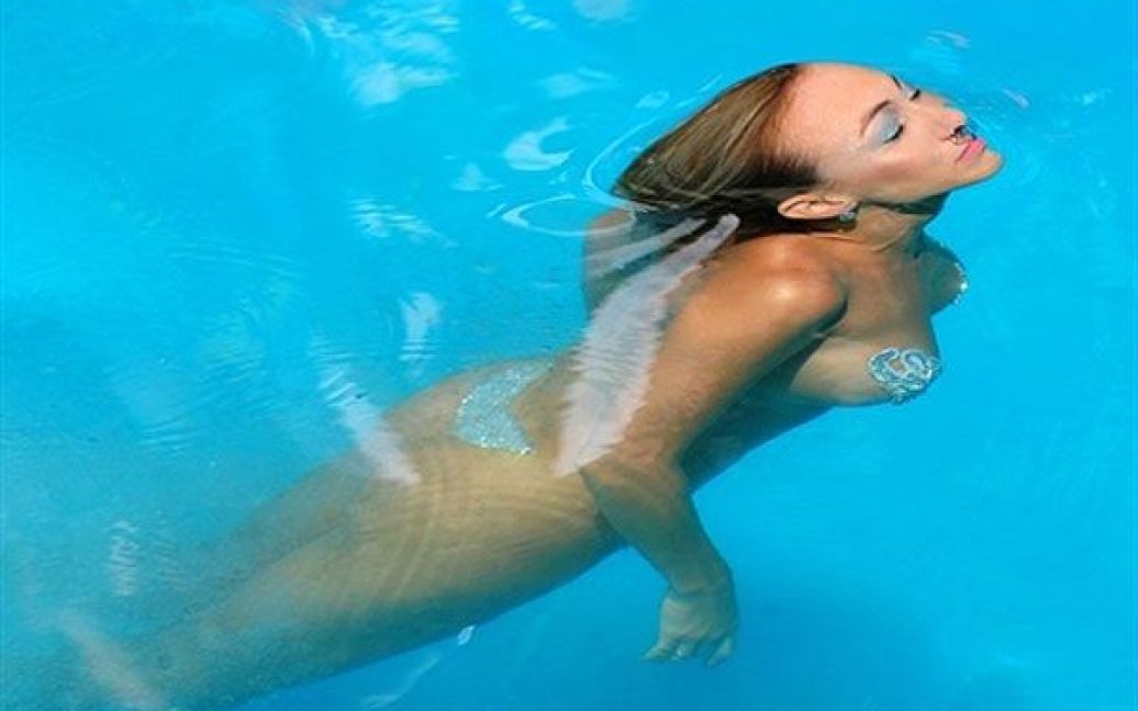 Чилі, Вінья-дель-Мар. Аргентинська модель Андреа Деллакаса плаває після того, як її було обрано королевою 52-го Міжнародного фестивалю пісні Вінья-дель-Мар. / © AFP
