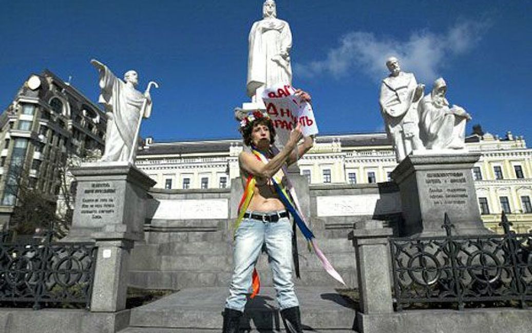 63-річна активістка FEMEN влаштувала топлес-протест проти пенсійної реформи / © УНІАН