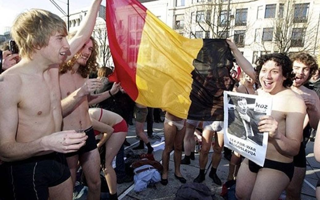 Бельгія, Гент. Напівгола молодь тримає бельгійський прапор під час акції протесту-стриптизу, в якій взяли участь 249 людей. Акцію провели на знак протесту проти довгого формування уряду країни. / © AFP
