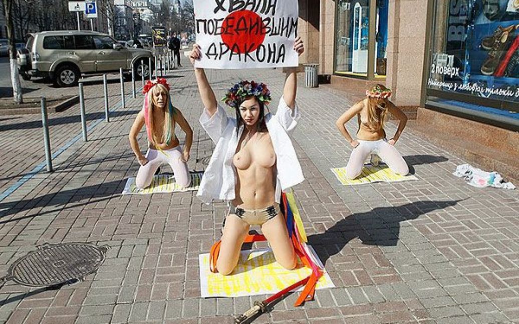 Жіночий рух FEMEN провів у центрі Києва оголену акцію підтримки японського народу "Хвала тим, хто переміг дракона". / © Жіночий рух FEMEN