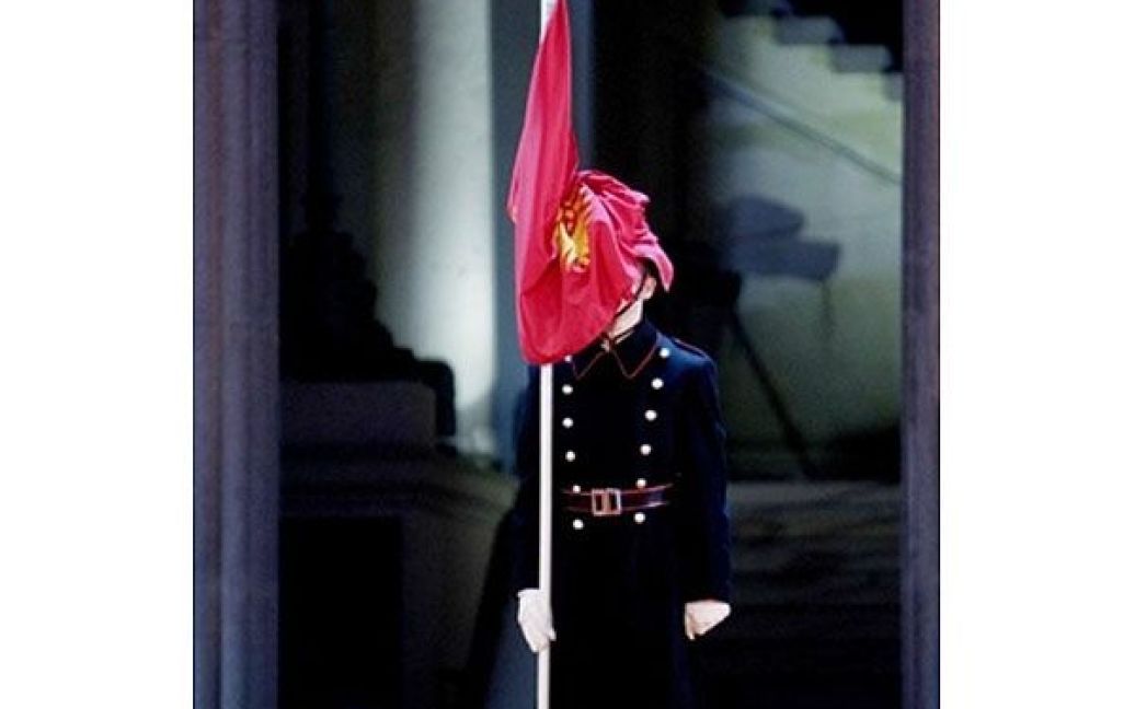 Норвегія, Осло. Гвардійця норвезького короля накрило прапором на посту напередодні відкриття Чемпіонату світу з лижного спорту. / © AFP