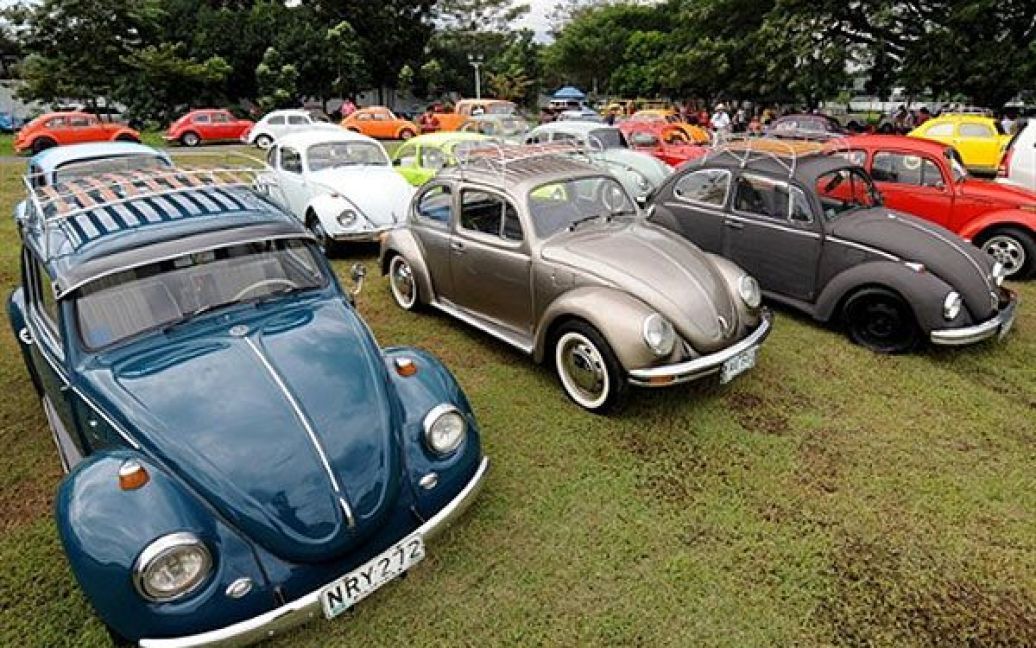 Філіппіни, Маніла. Більше 200 вінтажних автомобілів Volkswagen Beetle були цього року виставлені під час проведення Volkswagen у Манілі. На Філіппінах щороку тисячі прихильників цього автомобіля збираються на святкування. / © AFP