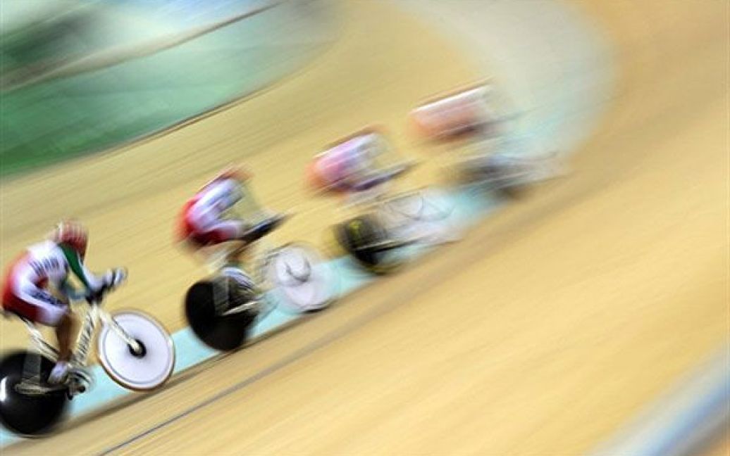 Китай, Гуанчжоу. Іранські велосипедисти тренуються  на велодромі у Гуанчжоу напередодні 16-их Азіатських ігор. Азіатські ігри пройдуть у Гуанчжоу (Китай) з 12 по 27 листопада. / © AFP