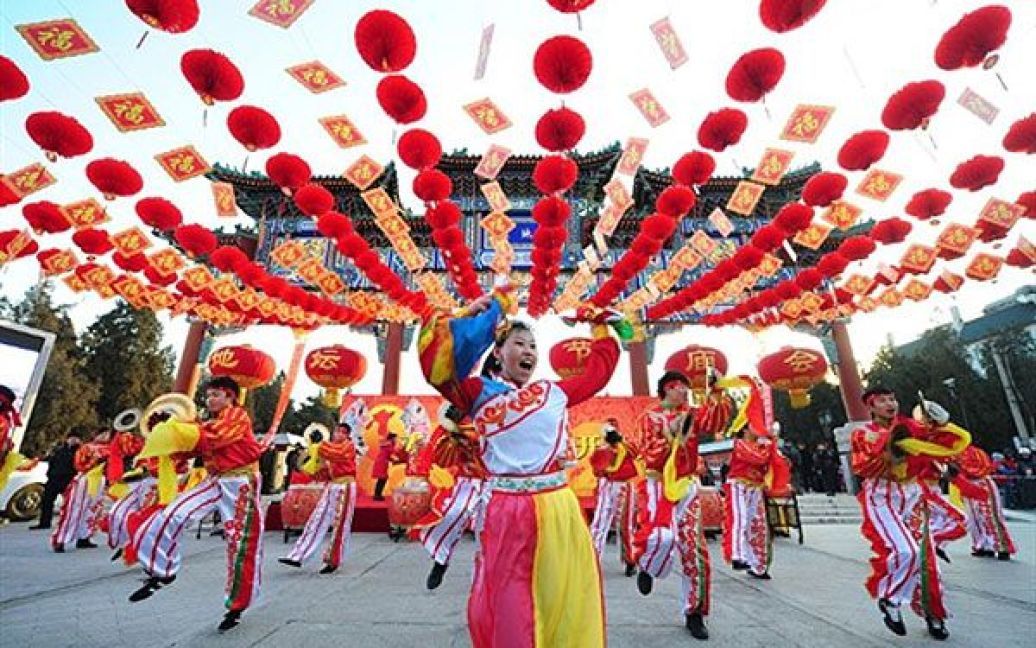 Світ зустрів китайський Новий 2011 рік, який за китайським календарем є роком Білого Кролика. / © AFP