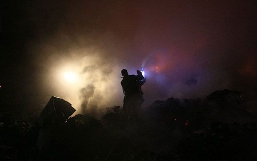 Джабалія. Палестинські пожежні гасять пожежу, яка спалахнула у медичній установі після ізраїльського повітряного удару в Джабалії, північна частина Сектора Гази. / © AFP